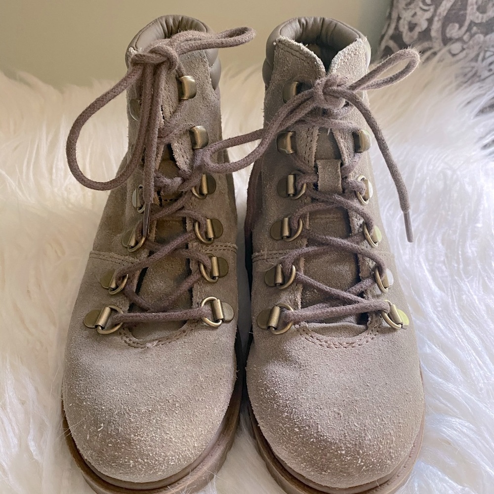 NOT FOR SALE Boys Lands End Boots Lt Gray 13M